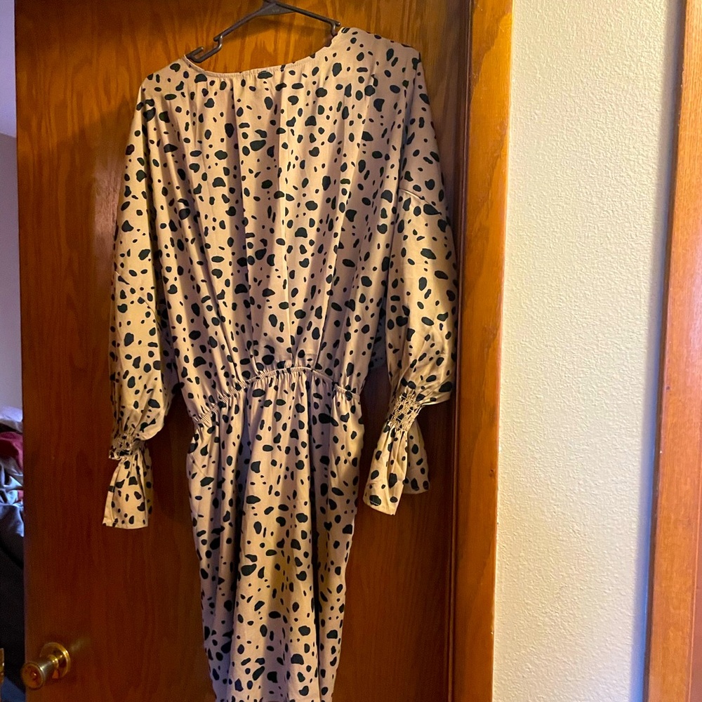 Tan and black size large print dress.